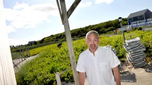 Man Surprisedat Beach Pathway Wallpaper