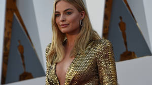 Margot Robbie In Gold Snake Skin Dress Wallpaper