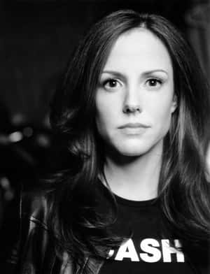 Mary Louise Parker Posing Elegantly Wallpaper