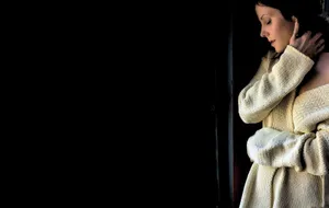 Mary-louise Parker Posing Gracefully In A Black Dress Wallpaper