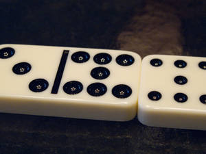 Matching Domino Heads Wallpaper