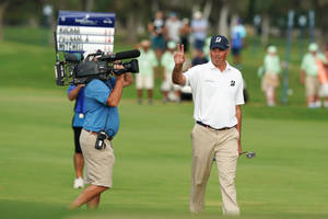 Matt Kuchar Greeting Camera Man Wallpaper