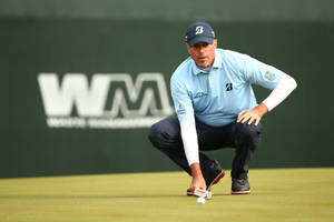 Matt Kuchar Preparing For Golf Match Wallpaper