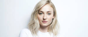 Mature Woman Sophie Turner Wallpaper