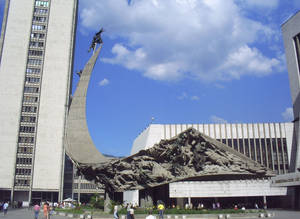 Medellin Monumento A La Raza Wallpaper