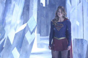 Melissa Benoist In Superhero Attire, Showcasing Her Role As Supergirl. Wallpaper