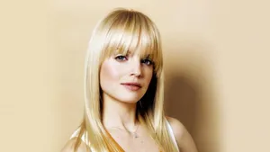 Mena Suvari Full Bangs Wallpaper