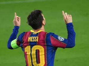 Messi 2021 Pointing Upwards Wallpaper