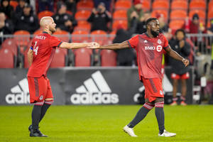 Michael Bradley Jozy Altidore Hand Shake Wallpaper