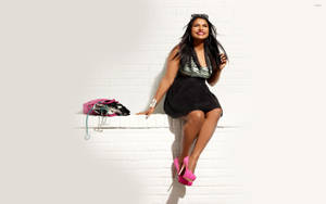 Mindy Kaling Chic Pose Wallpaper