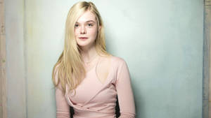 Minimal Actress Elle Fanning Wallpaper