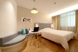 Minimalist Gray-themed Bedroom Wallpaper