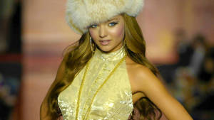 Miranda Kerr Fur Cap Wallpaper