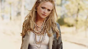 Miranda Lambert Pearl Necklaces Wallpaper