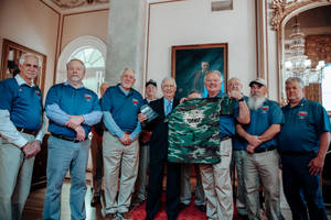 Mitch Mcconnell Socializes With Umwa Members Wallpaper