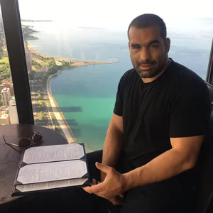 Mixed Martial Arts Fighter Blagoy Ivanov Enjoying Dinner At A Restaurant Wallpaper