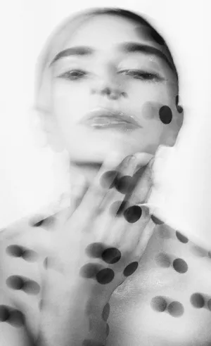 Model With Black Dot Iphone Wallpaper