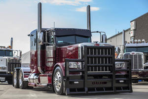 Modern Peterbilt 579 Semi-truck Wallpaper