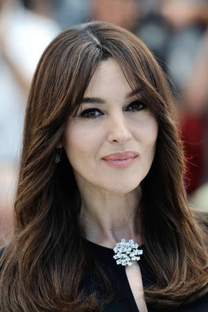 Monica Bellucci Mission Cleopatra Premiere Night Wallpaper