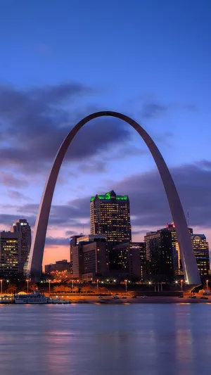 Monochromatic Brilliance - The Gateway Arch Under Menacing Clouds Wallpaper