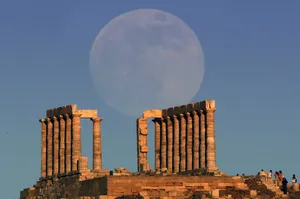 Moon Rising At Temple Of Poseidon Wallpaper