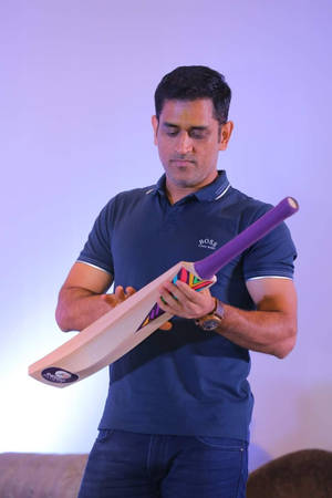 Msd Holding Cricket Bat Wallpaper
