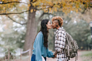 Mujeres Lesbianas Holding Hands And Kissing Wallpaper