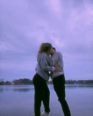 Mujeres Lesbianas On A Calm Lake Wallpaper