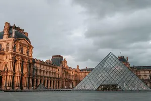Napolean Courtyard In The Louvre Museum Wallpaper