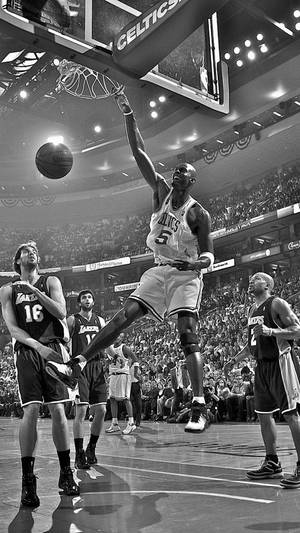 Nba Iphone Kevin Garnett Celtics Against Lakers Wallpaper