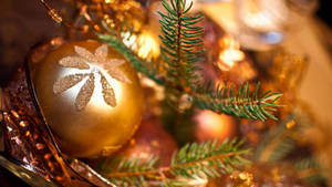 New Year's Gold Christmas Ball Wallpaper