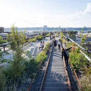 New Yorkers Enjoying The High Line Wallpaper