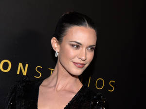 Odette Annable In Elegant Black Dress Wallpaper