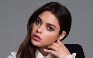 Odeya Rush Posing At The Camera Wallpaper