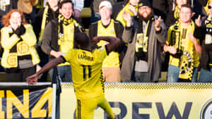 Ola Kamara Celebrates Goal With Teammates Wallpaper