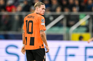 Oleksandr Zinchenko Orange Black Wallpaper