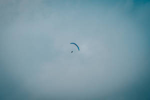 Paragliding To The Right Wallpaper