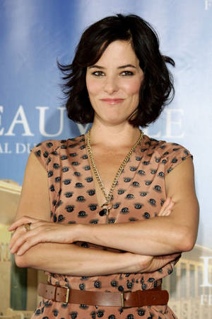 Parker Posey At The Golden Globe Awards Wallpaper