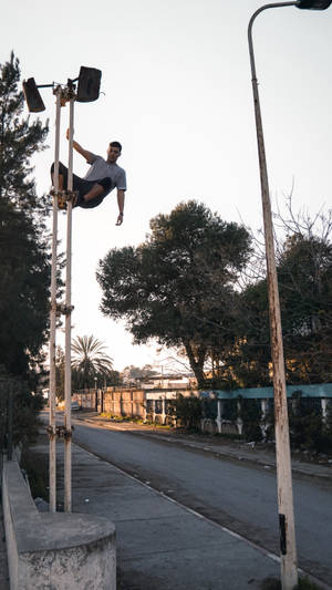 Parkour On Streetlight Wallpaper