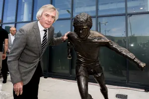 Pat Jennings With George Best Statue In Belfast Wallpaper