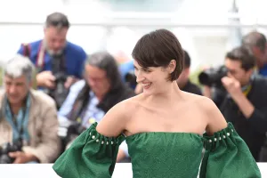 Phoebe Waller-bridge As Fleabag In Cannes Wallpaper