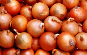 Pile Of Onions With Orange Skin Wallpaper