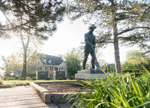 Pioneer Statue At University Of Kansas Wallpaper