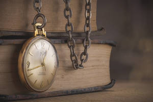 Pocket Watch Hanging On Books Tiempo Background Wallpaper