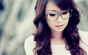 Portrait Of A Stylish And Cute Woman With Eyeglasses Wallpaper