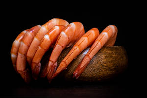 Prawns Served On Wooden Bowl Wallpaper