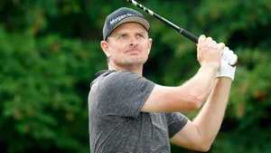 Professional Golfer - Justin Rose In Action Wallpaper
