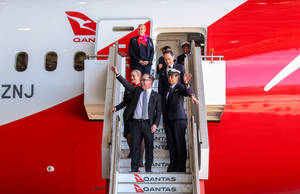 Qantas Airways Ceo Alan Joyce With Cabin Crew Wallpaper