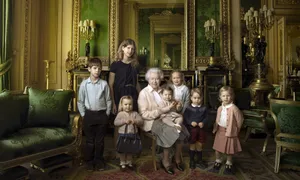 Queen Elizabeth With Grandchildren Wallpaper