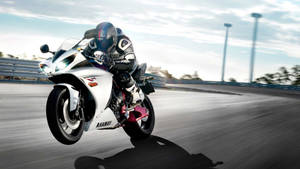 Racing White Yamaha Yzf R1 Sports Motor Bike Wallpaper